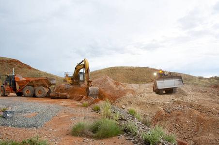 矿山重型机械土方工程施工场地和地基土方挖掘机在现场进行土方工程